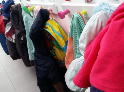 Escuela infantil, aula, clase, niño, estudios, percha, perchas, abrigos mochilas