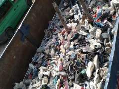 Limpieza de zapatillas en zona río Chíllar Málaga Nerja civismo ayuntamiento