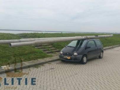 Roba dos farolas y se las lleva en su Twingo.