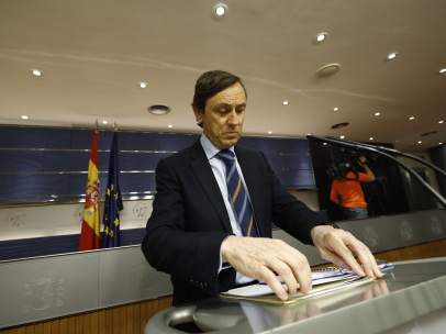Rafael Hernando en rueda de prensa en el Congreso