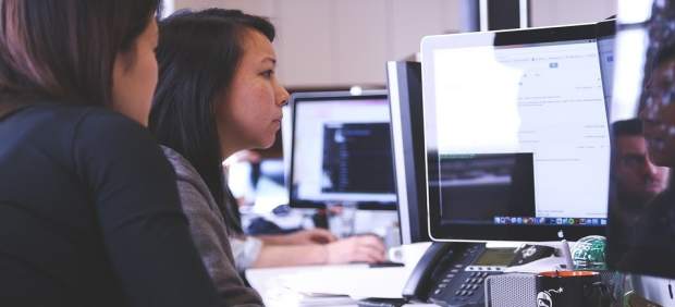 Jóvenes en una oficina