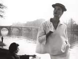 Suzy Parker en el Sena, traje de Balenciaga. París, Francia, 1953 Suzy Parker en el Sena, traje de Balenciaga. París, Francia, 1953