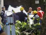 Bomberos y fuerzas de seguridad, en el lugar donde ha caído un árbol, matando al menos a 11 personas en Madeira. Bomberos y fuerzas de seguridad, en el lugar donde ha caído un árbol, matando al menos a 11 personas en Madeira.