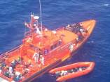 Rescate de una patera en aguas del Estrecho Rescate de una patera en aguas del Estrecho