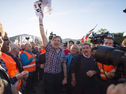 El exdirigente sindical Rafael Díez Usabiaga, a su salida de la prisión de El Dueso (Cantabria)
