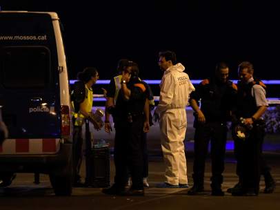 Investigadores en el lugar del atentado en Cambrils