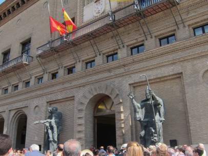 Banderas a media asta en Ayuntamiento de Zaragoza por atentados Cataluña