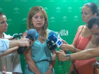 La consejera de Salud, Marina Álvarez, comparece en el hospital de Valme
