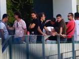 Familiares de la joven fallecida en el hospital de Valme en el tanatorio Familiares de la joven fallecida en el hospital de Valme en el tanatorio