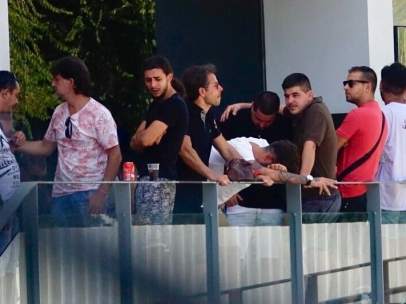 Familiares de la joven fallecida en el hospital de Valme en el tanatorio