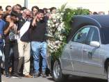 Familiares y amigos siguen al coche fúnebre con los restos de Rocío Cortés Familiares y amigos siguen al coche fúnebre con los restos de Rocío Cortés