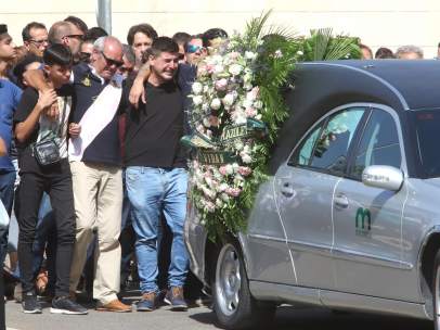 Familiares y amigos siguen al coche fúnebre con los restos de Rocío Cortés