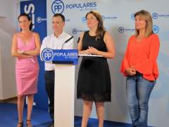 En el centro, la portavoz del PP-A en el Parlamento, Carmen Crespo