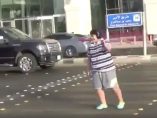 Un adolescente baila 'La Macarena' Un adolescente baila 'La Macarena'
