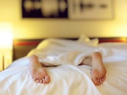 Persona durmiendo en la cama