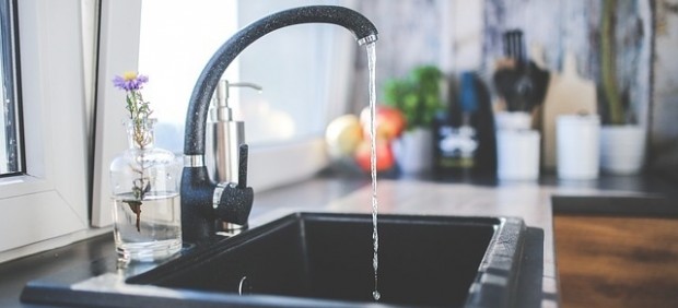 Grifo emanando agua