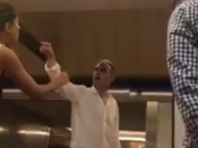 Un joven veja a una viajera en el metro de Madrid