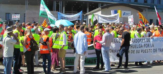 Concentración de Examinadores de Tráfico ante la DGT