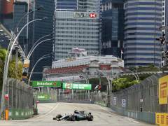 Hamilton gana en Singapur, donde Sainz hizo un histórico 4º