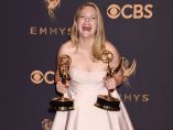 Elisabeth Moss posa con dos Emmy Elisabeth Moss posa con dos Emmy