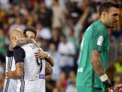 El Valencia golea al Málaga y deja a Míchel contra las cuerdas