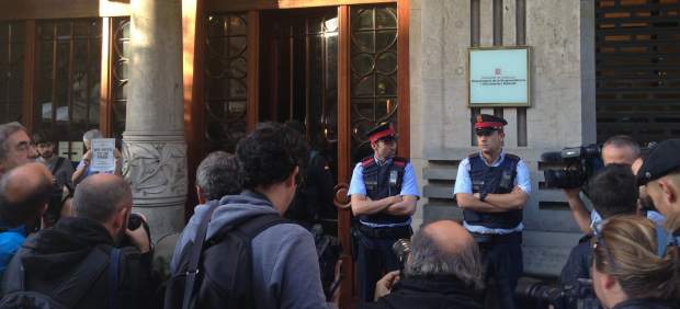 La Guardia Civil y los Mossos d'Esquadra en la Conselleria de Economía