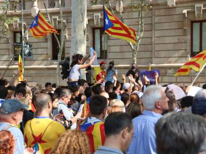 Centenares de personas ante el TSJC.