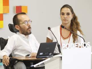 Rueda de prensa de Pablo Echenique y Noelia Vera en la sede de Podemos