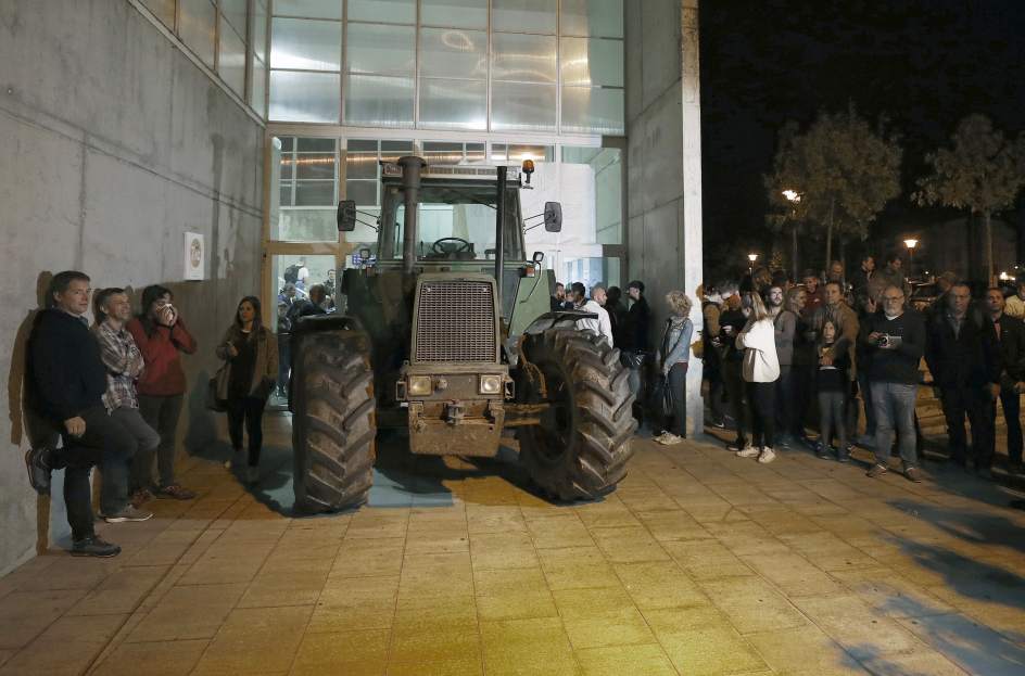 Tractor en el cole donde Puigdemont vota