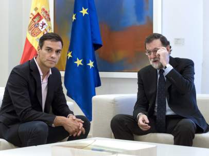 El líder del PSOE y el presidente del Gobierno, Pedro Sánchez y Mariano Rajoy, reunidos en La Moncloa.