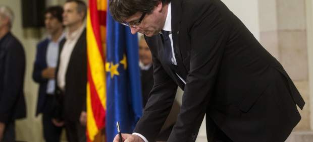 Carles Puigdemont firma la declaracion de Independencia