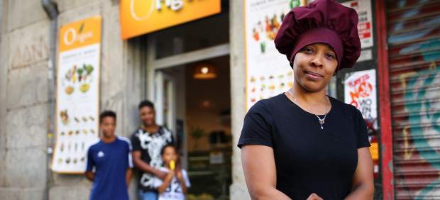 Kenia, con sus tres hijos en la puerta de la tienda donde trabaja