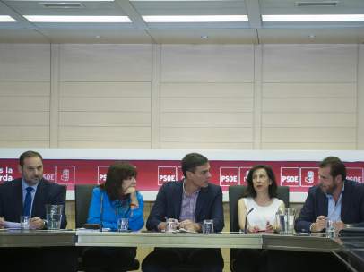 José Luis Ábalos, Cristina Narbona, Pedro Sánchez, Margarita Robles y Óscar Puente, en Ferraz.