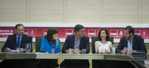 José Luis Ábalos, Cristina Narbona, Pedro Sánchez, Margarita Robles y Óscar Puente, en Ferraz.