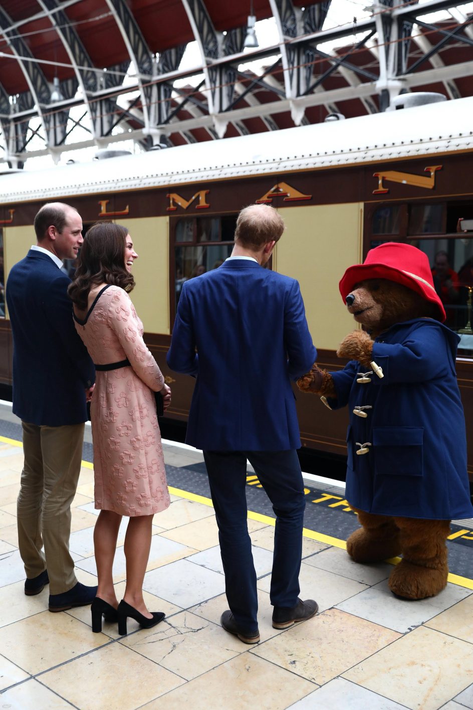 Los duques de Cambridge conocen al osito Paddington