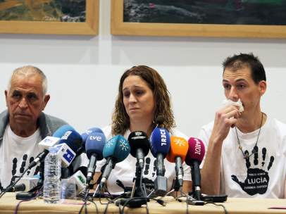 Padres y abuelo de la niña hallada muerta en las vías de Pizarra