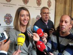 Alicia García atiende a los medios en Salamanca