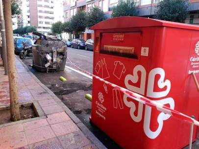 Contenedores siniestrados en la calle Altamira de Almería