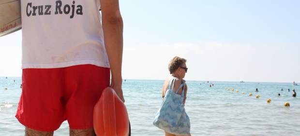 Un Socorrista De Cruz Roja Vigila La Playa