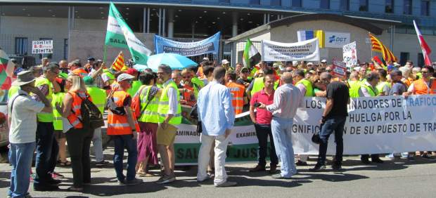 Concentración de Examinadores de Tráfico ante la DGT