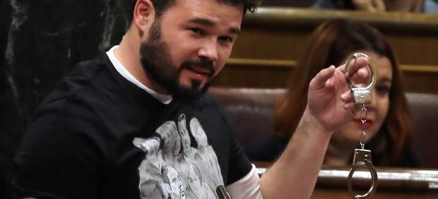 Rufián, con unas esposas en el Congreso