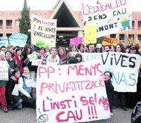 El instituto Luis Vives, en ruinas, y los alumnos de Montserrat se hielan de frío El instituto Luis Vives, en ruinas, y los alumnos de Montserrat se hielan de frío