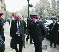 Vecinos ante el Parlament Vecinos ante el Parlament