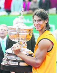 Nadal, con los fuertes Nadal, con los fuertes
