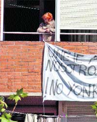 Vecinos de Nou Barris patrullan con palos contra los toxicómanos Vecinos de Nou Barris patrullan con palos contra los toxicómanos
