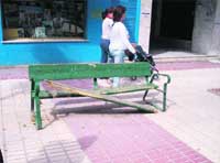 Un banco incómodo en calle Huéscar Un banco incómodo en calle Huéscar