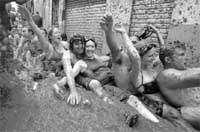 El río que los lleva en la Tomatina El río que los lleva en la Tomatina