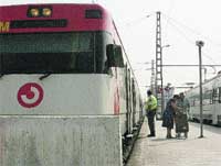Renfe denunciarà qui travessi la via a Bellvitge Renfe denunciarà qui travessi la via a Bellvitge