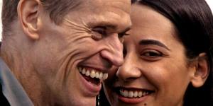 Willem Dafoe posa junto a su pareja, Giada Colagrande