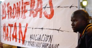 Un centenar de personas se concentraron en Granada en solidaridad con la situación de los inmigrantes (EFE) Un centenar de personas se concentraron en Granada en solidaridad con la situación de los inmigrantes (EFE)